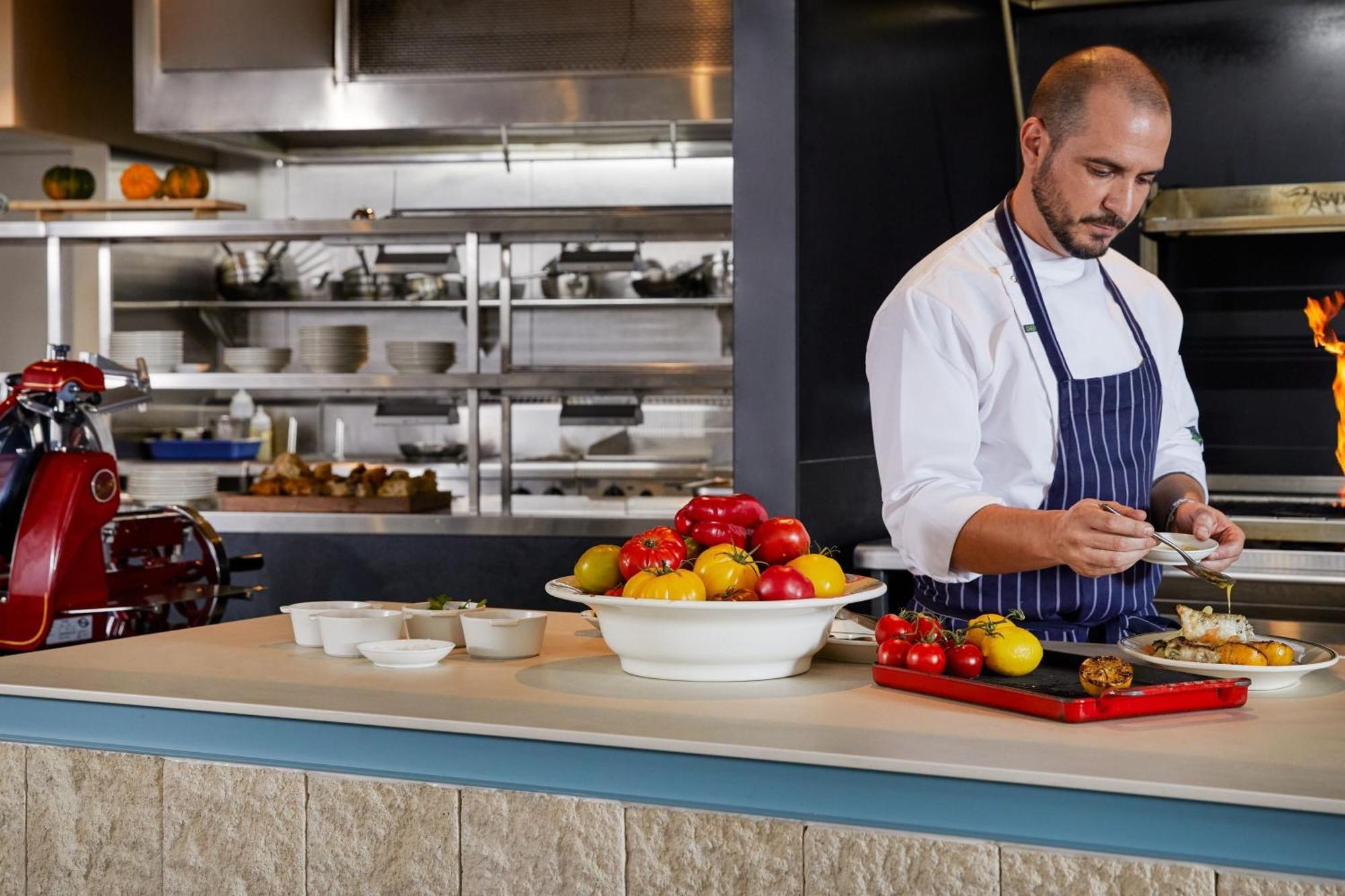 The Westin Brisbane Ξενοδοχείο Εξωτερικό φωτογραφία A chef preparing food